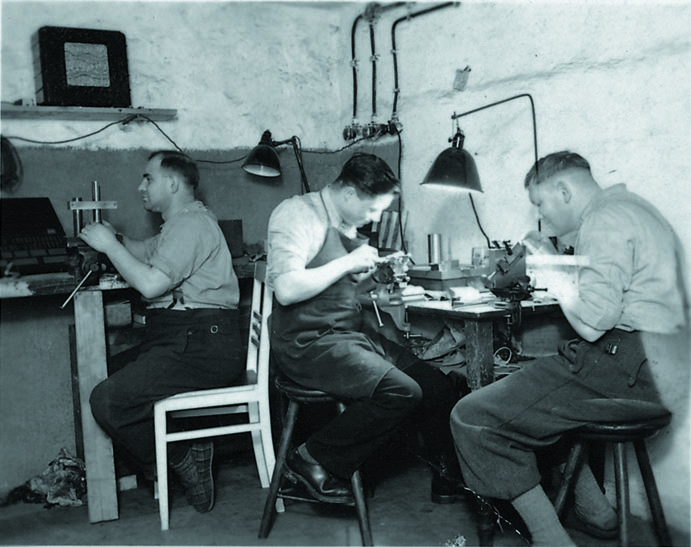 1949: Start der Produktion I Wenig Mitarbeiter arbeiten auf kleinen Raum