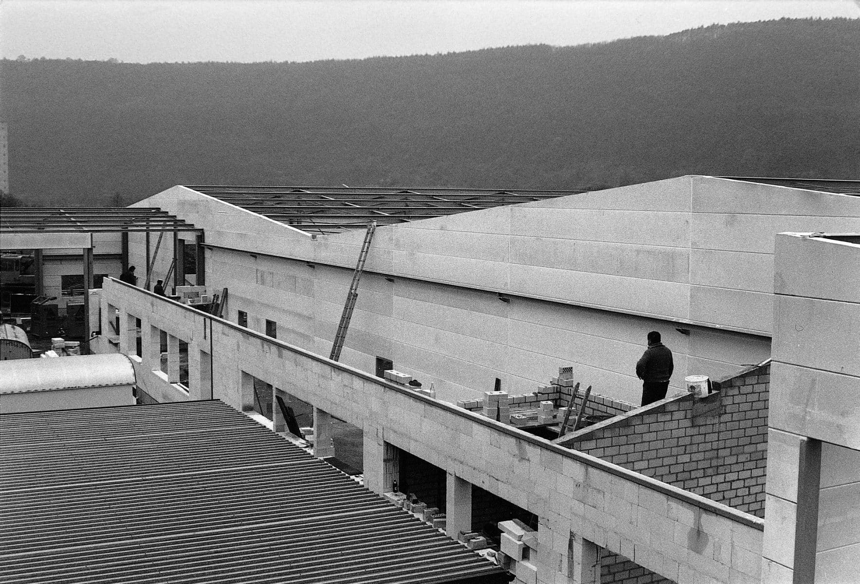 1969: Expansion - Bau eines neuen Werks I Blick auf den Rohbau