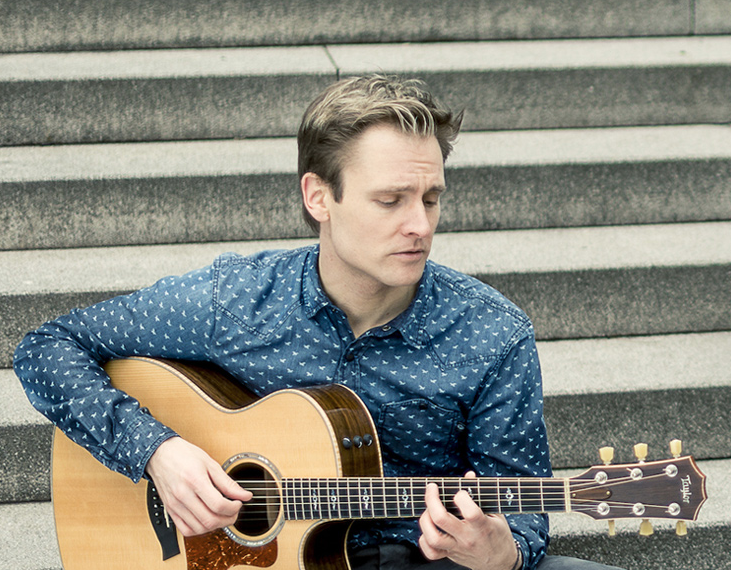 Sebastian Niklaus I an der Gitarre