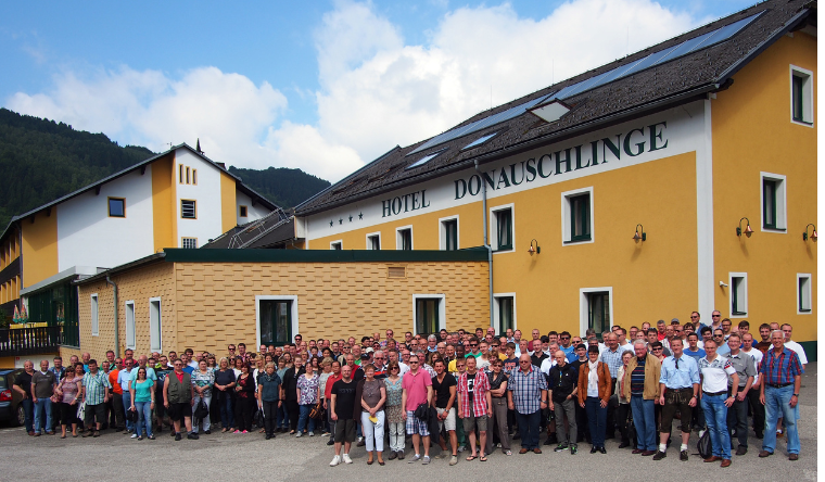 Ein Bild aller K&M Mitarbeiter:innen beim Ausflug zum 65. Jubiläum. Vor dem Hotel Donauschlinge