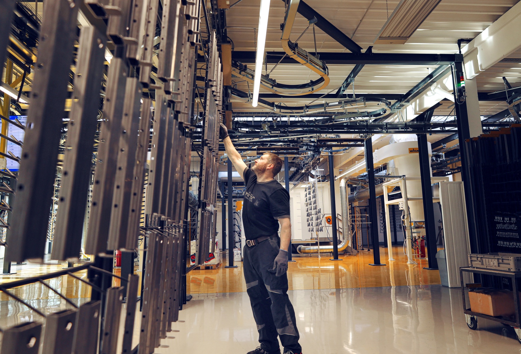Arbeiter in der neuen Pulveranlage von K&M