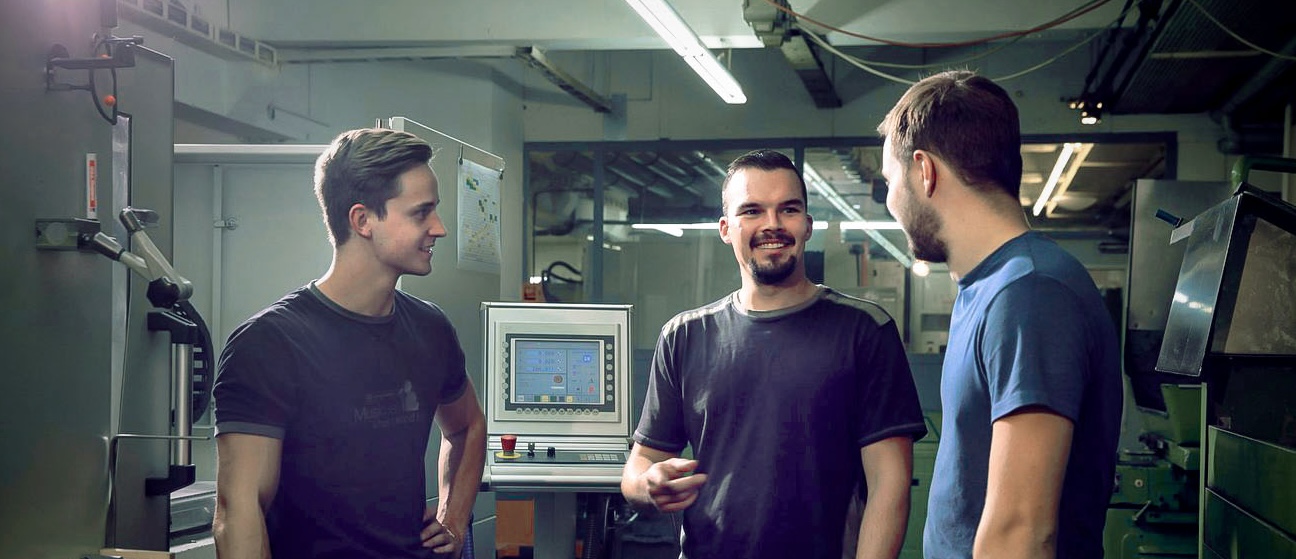Drei Azubis kommunizieren bei der Arbeit. Image Shooting von 2018