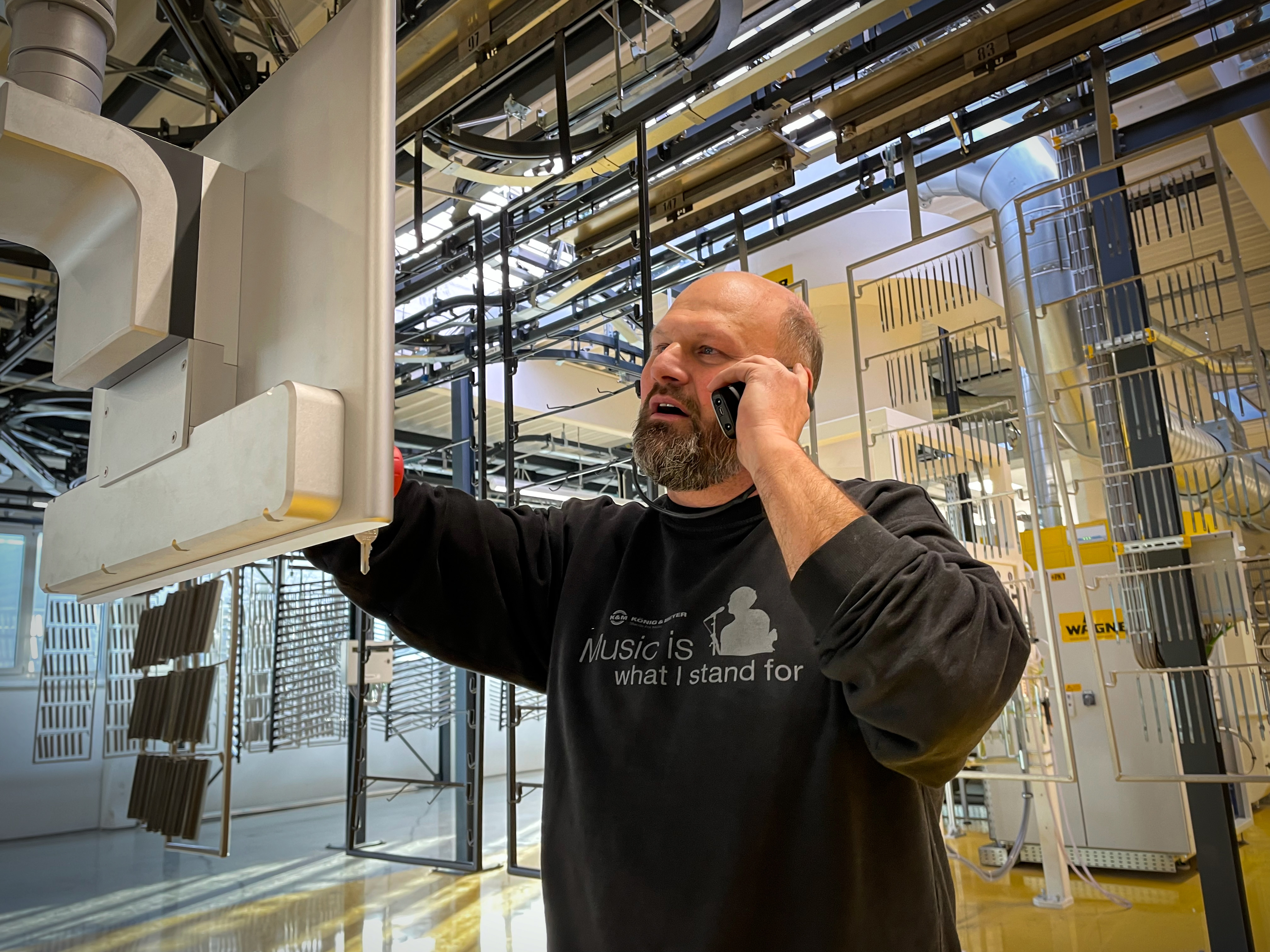 K&M Einblicke: K&M Mitarbeiter in der Abteilung Pulverbeschichtung